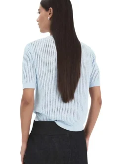 Pull ciel uni pourvu d'une coupe droite et de manches courtes