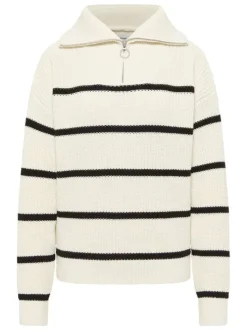 Pull écru avec un motif à rayures et un col camionneur à glissière