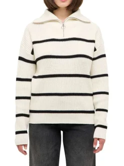 Pull écru avec un motif à rayures et un col camionneur à glissière