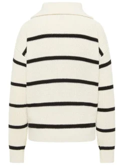 Pull écru avec un motif à rayures et un col camionneur à glissière