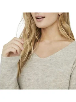 Pull écru en maille chiné doux avec une coupe droite et un col v