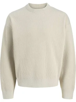 Pull écru en maille côtelée avec une coupe droite et un col rond