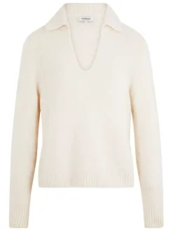 Pull écru en maille côtelée avec une coupe droite et un col V à revers