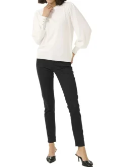 Pull écru en maille fine avec une coupe ajustée et un col rond