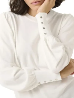 Pull écru en maille fine avec une coupe ajustée et un col rond