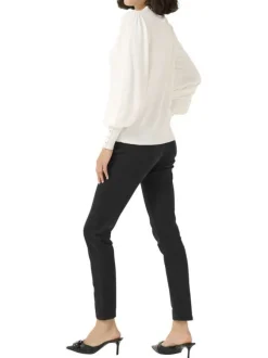Pull écru en maille fine avec une coupe ajustée et un col rond