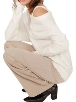 Pull écru en maille fine avec une coupe droite et un col asymétrique