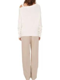 Pull écru en maille fine avec une coupe droite et un col asymétrique