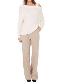 Pull écru en maille fine avec une coupe droite et un col asymétrique