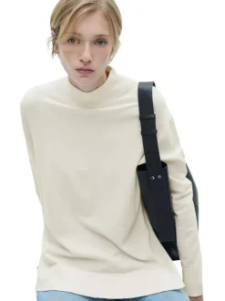Pull écru en maille fine à coupe droite avec col montant et manches longues