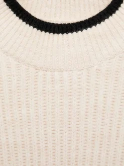 Pull écru en maille moyenne à coupe droite avec col montant et manches longues