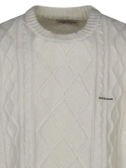 Pull écru en maille torsadée avec une coupe droite et un col rond