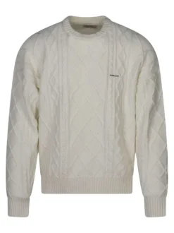 Pull écru en maille torsadée avec une coupe droite et un col rond