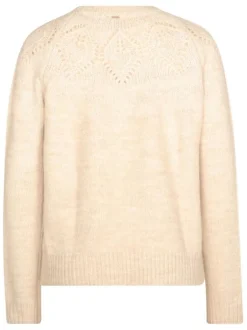 Pull écru en maille torsadée sur le torse avec une coupe droite et un col rond