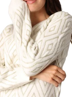 Pull écru en maille tricotée avec un col rond et des manches longues