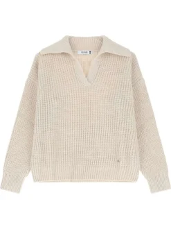 Pull écru en maille tricotée avec une coupe droite et un col v à revers
