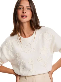 Pull écru à motif floral avec une coupe droite et un col rond