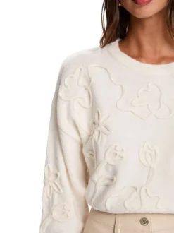 Pull écru à motif floral avec une coupe droite et un col rond
