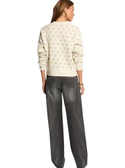 Pull écru à motifs coeurs avec une coupe droite et un col rond