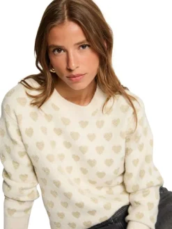 Pull écru à motifs coeurs avec une coupe droite et un col rond