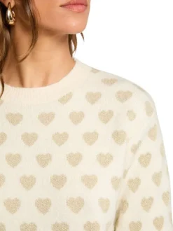 Pull écru à motifs coeurs avec une coupe droite et un col rond