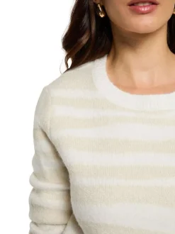Pull écru orné d'un motif zébré et pourvu d'un col rond côtelé