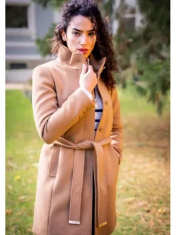 Pull écru rayé avec une coupe droite et une fermeture zippée à l'avant