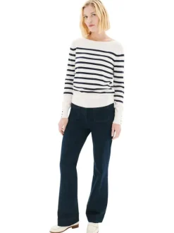 Pull écru à rayures avec une coupe droite et des manches longues