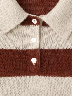 Pull écru à rayures bordeaux avec une coupe droite et un col polo