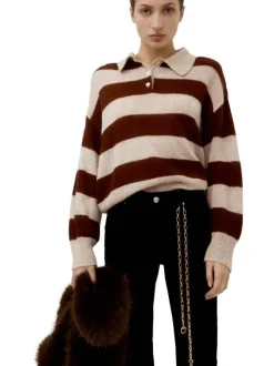 Pull écru à rayures bordeaux avec une coupe droite et un col polo