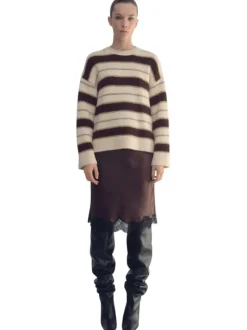 Pull écru à rayures marron avec une coupe droite et un col rond