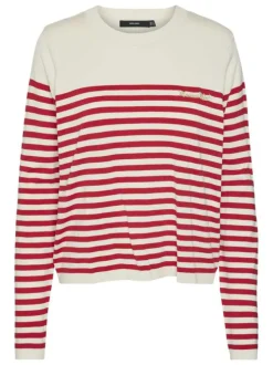 Pull écru à rayures rouges avec une coupe droite et une écriture à la poitrine