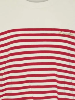 Pull écru à rayures rouges avec une coupe droite et une écriture à la poitrine