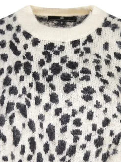 Pull écru tacheté léopard avec une coupe ajustée et un col rond