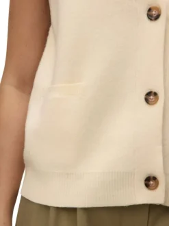 Pull écru uni avec un col v profond et boutonnière écaille de tortue