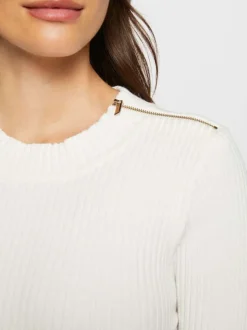 Pull écru uni avec une coupe ajustée, un col rond et zip à l'épaule