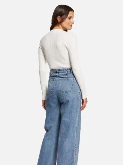 Pull écru uni avec une coupe ajustée, un col rond et zip à l'épaule