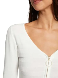 Pull écru uni avec une coupe ajustée, un col v zippé et à manches longues