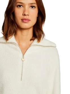 Pull écru uni avec une coupe droite à col montant et une fermeture zippée