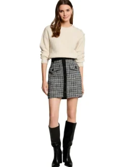 Pull écru uni avec une coupe droite à col rond et des boutons décoratifs
