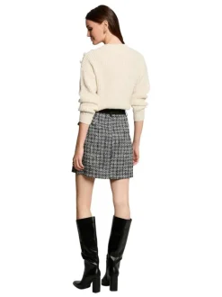 Pull écru uni avec une coupe droite à col rond et des boutons décoratifs