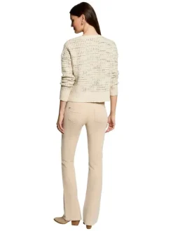 Pull écru uni avec une coupe droite à col rond et des manches longues