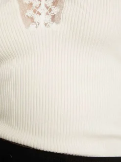 Pull écru uni avec une coupe droite col v et à manches longues