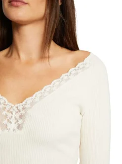 Pull écru uni avec une coupe droite col v et à manches longues