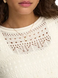 Pull écru uni avec une coupe droite et des manches courtes