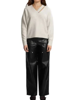 Pull écru uni avec une coupe droite et des manches longues