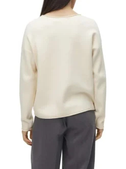 Pull écru uni avec une coupe droite et un col rond large replié