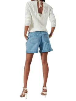 Pull écru uni avec une coupe droite et un col v à manches longues