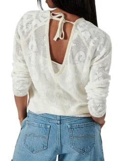 Pull écru uni avec une coupe droite et un col v à manches longues