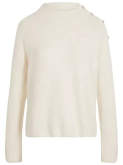 Pull écru uni avec une coupe droite un col rond et des manches longues